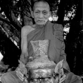 Statuen von Luang Pho Kalong