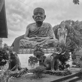 Statuen nach Mönchen