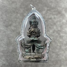 Alternative view of Luang Pho Kalong Tao Wessuwan „Narai Plaeng Roop“ Nuea Samrit Tedin Thai B.E. 2549 (2006)