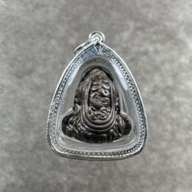 Alternative view of Luang Pho Kalong Phra Pidta Na Thorahod Nuea Nawa Loha Boran Phan Pi B.E. 2549