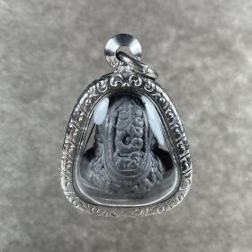 Alternative view of Luang Pho Kalong Phra Pidta Na Thorahod Nuea Takua Boran Phan Pi B.E. 2549